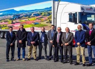 El camión vinilado por Continental con imágenes La Floración de Cieza.