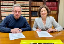 Carlos Sagüés, presidente de ANTRV, y Mª Carmen Maeztu, consejera del Departamento de Derechos Sociales, Economía Social y Empleo.